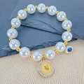 Bracciale di perle bianche con ciondolo occhio malvagio blu e moneta dorata - Moneta Ritratto