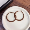 Retro donkerbruine gevlokte oorringen met een minimalistische ronde fluwelen afwerking - Bruin