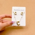 Goldenes Schmuckset aus Edelstahl mit Initialbuchstabe C Anhänger und Ohrringen - Buchstabe C