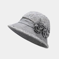 Dettaglio cappello parasole grigio floreale per anziane con fiore in tessuto fatto a mano - Taglia unica / Grigio
