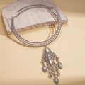 Collana girocollo multistrato con perle, strass scintillanti e pendente a frangia chandelier - Argento