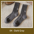Calze da uomo in cotone grigio scuro con scritte bianche in stile vintage sportivo - Taglia unica / grigio scuro