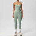 Detailansicht des salbeigrünen Yoga-Sets mit schmalem Trägeroberteil und Leggings - S / Basilikumgrün