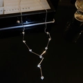 Detailansicht der silbernen Y-Halskette mit funkelnden Strasssteinen und Metallstäben - Silberne Diamant-Halskette in Y-Form