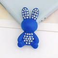 Dettaglio di un ciondolo a coniglio blu con strass per cover di telefoni e accessori - Coniglio Blu Klein