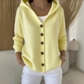 Hellgelbe Strickjacke mit Kapuze, braunen Knöpfen und lockerer Passform für den Herbst - Hellgelb