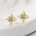 Pendientes de estrella de cuatro puntas dorados con circonita sobre un fondo blanco premium - Dorado