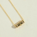 Dettaglio del pendente a cilindro dorato con strass e sottile catena a maglia classica - Ciondolo in Zirconia Bianco (XL2685-1)