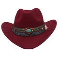 Detail van bordeauxrode vilten cowboyhoed met turquoise steen en boheemse kwastjes - M (56-58cm) / Bordeauxrood