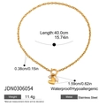 Collana dorata in acciaio con pendente a cuore, perla e cristalli su sfondo bianco - Stile Cuore Perla Zirconia (JDN0306054)