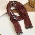 Détail d'un foulard en soie aux motifs géométriques vintage sur un tapis de paille - Écharpe Rouge