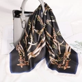 Foulard in raso nero con stampa a catena dorata e cinturino in pelle sulla borsa - 70x70cm / Stampa Equestre a Catena Bianco e Nero