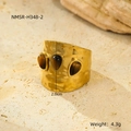 Detalle macro de anillo dorado con textura martillada y tres piedras de ojo de tigre - Marrón