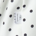 Vue détaillée de l'étiquette 100% polyester et de l'imprimé à pois sur le pantalon - S / Blanc (100% Polyester)