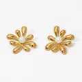 Orecchini a petalo dorati con perla bianca centrale e design floreale moderno da donna - Design a Fiore(KD3282) / Oro