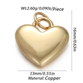 Vista detallada de un colgante de corazón dorado de 16mm x 13mm hecho de cobre puro - Corazón con Textura