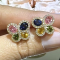 Pendientes de mariposa de colores con gemas multicolores y microincrustaciones de oro - Dorado