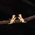 Schattige holle hond hart oorknopjes van goud roestvrij staal getoond op een tak - Goud