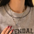 Detailaufnahme der Gothic-Herz-Kreuz-Halskette mit bunten Steinen am Model - Silber