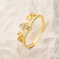 Anello a corona placcato oro 18K con perla e zircone su sfondo in pietra decorativo - Aperto Regolabile / Stile Corona con Perla Sintetica (13309)