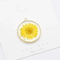 Handgefertigter Anhänger mit echter Gänseblümchen-Blüte, Goldfolie und rundem Kupferrahmen - Oktober Gelbe Chrysantheme Mit Goldfolie