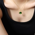 Elegante collana dorata con pendente in cristallo verde smeraldo quadrato su camicia nera - 40+5cm