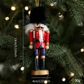 Nussknacker-Soldat aus Holz in roter Uniform als Christbaumschmuck, 13 cm hoch - Roter Ritter mit Gewehr
