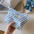 Detalle de neceser de lona con rayas azules, bordado de lazo y cierre de cremallera - Rayas Azul Claro con Lazo