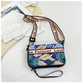Détail d'un sac bandoulière rigide imprimé aux motifs abstraits colorés et bandoulière - Graffiti Bleu