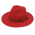 Vue détaillée du chapeau de paille rouge avec bande en cuir marron et rivets métalliques - Rouge