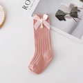 Dettaglio di calze a coste rosa con fiocco di raso e pendenti in perle artificiali - XS (0-1 Anni) / Rosa