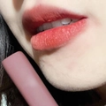 Rossetto vellutato opaco in ricca tonalità rosso-marrone applicato per un finish liscio - 06# Pesca al Latte Brilla