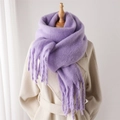 Détail d'une écharpe en mohair violette à franges sur un mannequin avec un manteau - Violet / 240x38cm