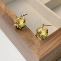 Orecchini a perno dorati con trama irregolare in carta stagnola su scatola legno - Oro