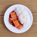 Miniatura in PVC di maiale in agrodolce con riso su piatto bianco per case delle bambole - Ciotola di Riso con Pancetta di Maiale
