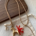 Collar con colgante de poni con cola de cuentas rojas en cordón trenzado claro - Pony Dorado Mate-Cola de Cuentas Rojas-Cordón Claro