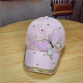 Cappellino rosa con farfalla di paillettes e bordo con strass dorati sulla visiera - Regolabile / Stile Tessuto Farfalla Rosa
