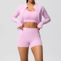 Détail d'un ensemble de yoga rose avec veste zippée, brassière et short de sport taille haute - Rose Sakura