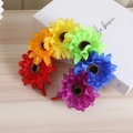 Cerchietto con fiori arcobaleno con margherite in tessuto colorato su legno chiaro - Cerchietto con Fiori Artificiali Arcobaleno a 6 Colori