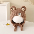 Dettaglio del cappello in peluche marrone con orecchie da orso e lacci per il mento - 1-3 Anni / Marrone