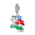 Dettaglio macro del ciondolo a lumaca in argento con funghi smaltati e pietra rosa - Ciondolo Lumaca e Fungo (PAC1211)