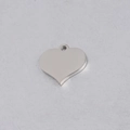 Primer plano de colgante de corazón plateado pulido espejo con agujero para joyería DIY - 13*14mm / Color Acero
