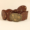 Détail d'une ceinture vintage en cuir marron avec rivets et boucle ovale à relief floral - Bronze Marron Rouge / 100cm