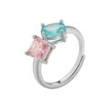 Détail de la bague argentée avec pierre rose carrée et cristal bleu ovale poli - Bague Argentée à 2 Pierres