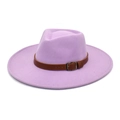 Vue détaillée du chapeau en laine lavande avec bandeau en cuir brun et boucle argent - M (56-58cm) / Violet Taro