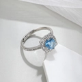 Elegante zilveren S925 open ring met blauwe edelsteen en kristallen accenten - Blauwe Spinel