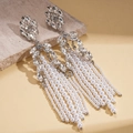 Boucles d'oreilles chandelier avec base argentée, cristaux et perles blanches - Argenté