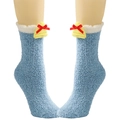 Detail von flauschigen blauen Korallenvlies-Socken mit Weihnachtsbaum und roter Schleife - Glocke / Blau