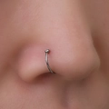 Primer plano de un falso piercing de nariz plateado en forma de U con piedra circón - Estilo de Anillo Color Acero (SE1207)