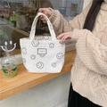 Gros plan sur le sac fourre-tout en velours côtelé blanc avec smileys noirs et logo - Visage Souriant Blanc Crème